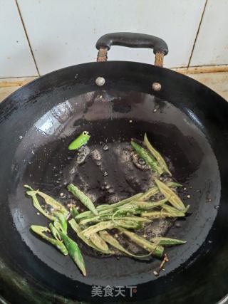 青椒干煸嫩豇豆的做法步骤：6