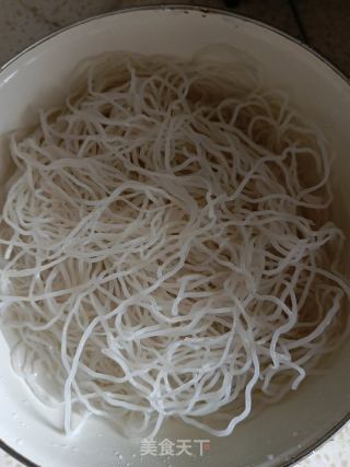 牛肉青椒米粉的做法步骤：1