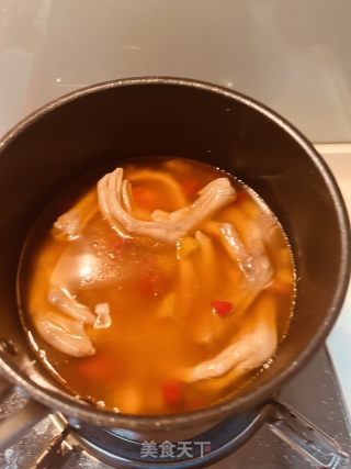 泡椒魔芋烧鸭爪的做法步骤：1