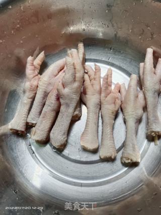 卤鸡爪鹌鹑蛋的做法步骤：1