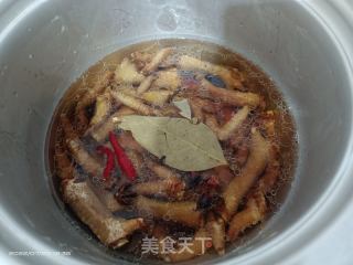 卤鸡爪鹌鹑蛋的做法步骤：7