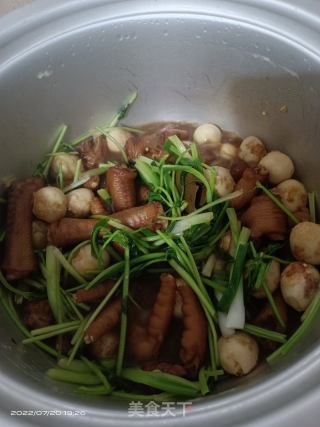 卤鸡爪鹌鹑蛋的做法步骤：12