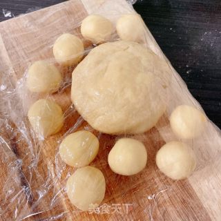 蛋黄酥的做法步骤：3