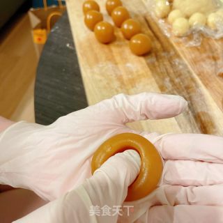 蛋黄酥的做法步骤：5