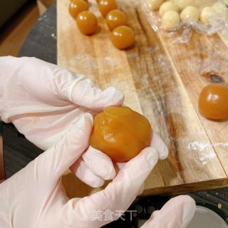蛋黄酥的做法步骤：8