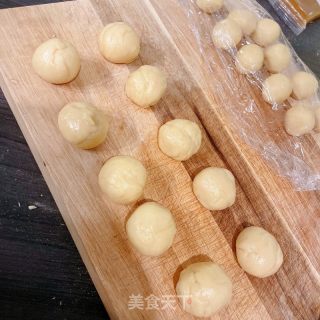 蛋黄酥的做法步骤：10
