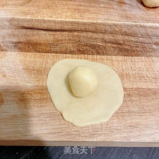 蛋黄酥的做法步骤：11