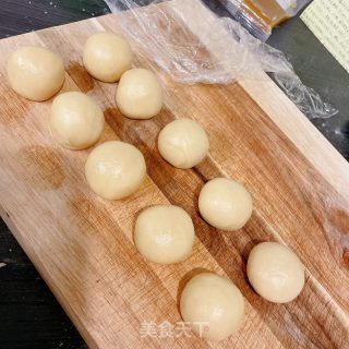 蛋黄酥的做法步骤：12