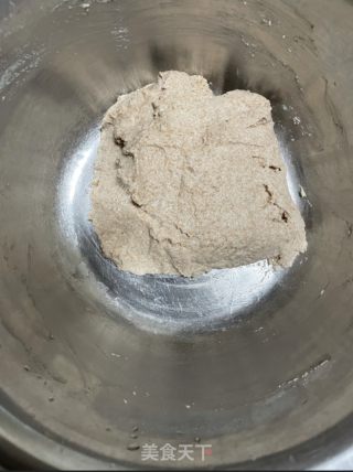 咸蛋黄肉松吐司的做法步骤：2