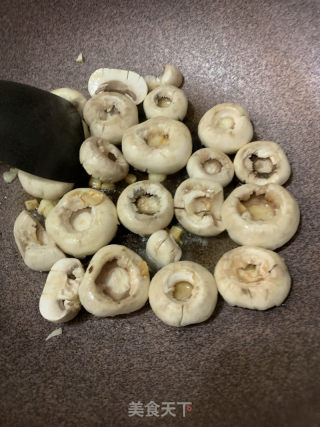????醬燒蘑菇????的做法步骤：3