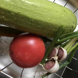 番茄炒西葫芦的做法步骤：1