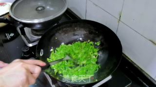 青椒炒鸡蛋的做法步骤：2