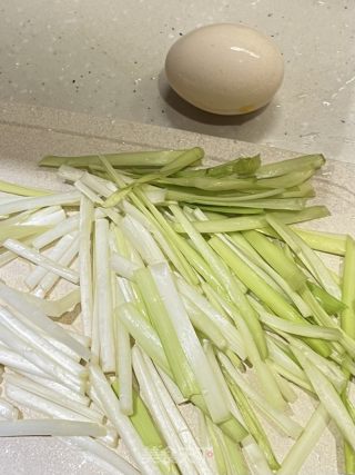 快手简单美味下饭的韭黄炒蛋的做法步骤：1