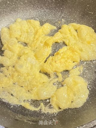 快手简单美味下饭的韭黄炒蛋的做法步骤：2