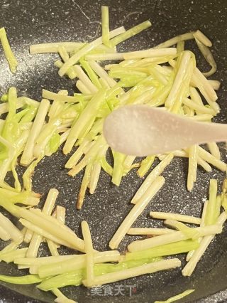 快手简单美味下饭的韭黄炒蛋的做法步骤：4