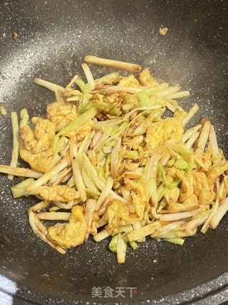 快手简单美味下饭的韭黄炒蛋的做法步骤：6