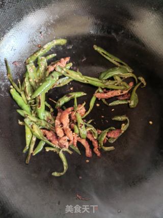 青椒牛肉炒饭的做法步骤：2