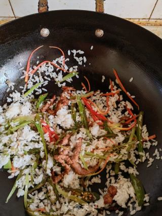 青椒牛肉炒饭的做法步骤：5