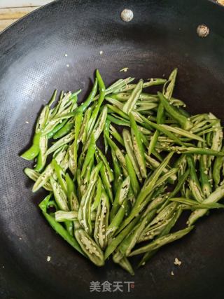 辣椒炒牛肉的做法步骤：3