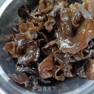木耳炒人参苗的做法步骤：1