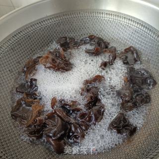木耳炒人参苗的做法步骤：3