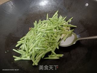 清炒荷兰豆的做法步骤：2