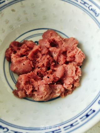 牛肉洋葱馅饼的做法步骤：2