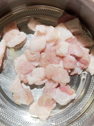 鲜甜美味的茭白炒肉的做法步骤：2