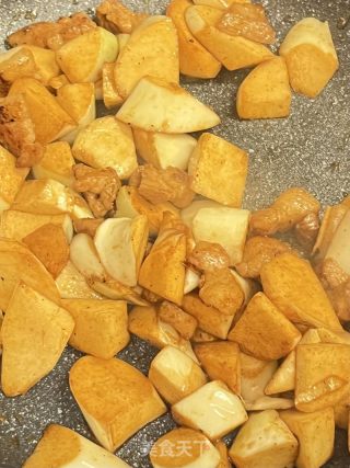 鲜甜美味的茭白炒肉的做法步骤：5