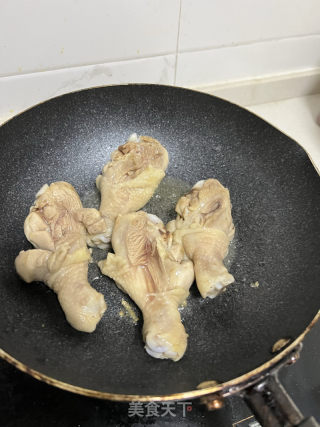 家常麻辣鸡腿焖土豆的做法步骤：1