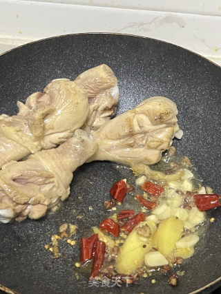家常麻辣鸡腿焖土豆的做法步骤：2