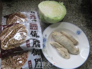 鸡胸肉包心菜拌荞麦面的做法步骤：1