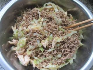 鸡胸肉包心菜拌荞麦面的做法步骤：11