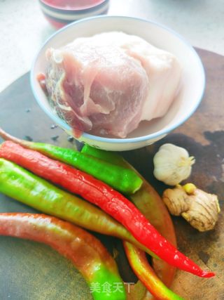 辣椒炒肉的做法步骤：1