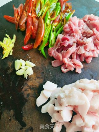 辣椒炒肉的做法步骤：2