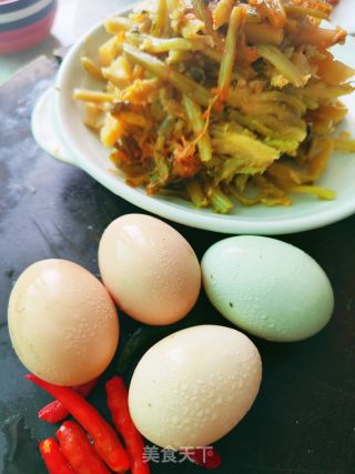 辣菜梗炒鸡蛋的做法步骤：1