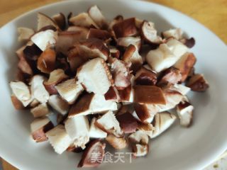 鸡蛋肉丁香菇酱的做法步骤：2