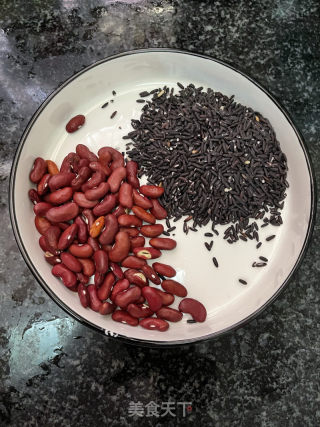 奶香黑糯米粥的做法步骤：1