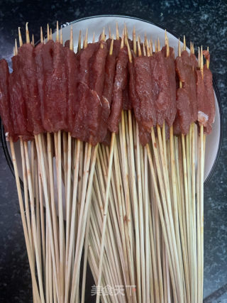 青椒炒牛肉小串的做法步骤：1