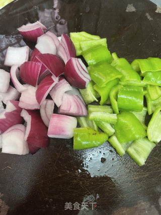 青椒炒牛肉小串的做法步骤：2