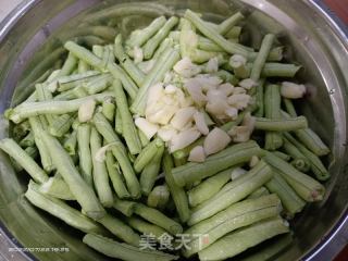 蒜香豆角的做法步骤：1