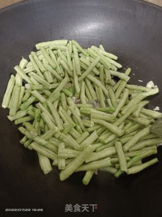 蒜香豆角的做法步骤：3