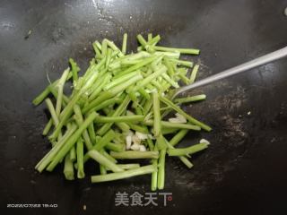 酸辣空心菜梗的做法步骤：2