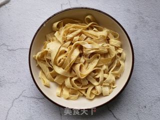蒜泥拌豆腐皮的做法步骤：2