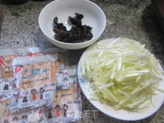 黑木耳豆腐干炒韭黄的做法步骤：1