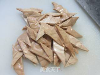 黑木耳豆腐干炒韭黄的做法步骤：2