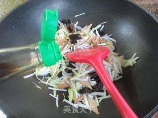黑木耳豆腐干炒韭黄的做法步骤：5