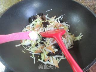 黑木耳豆腐干炒韭黄的做法步骤：6