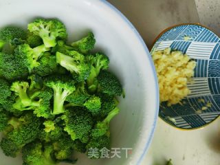 蒜蓉西蓝花的做法步骤：2