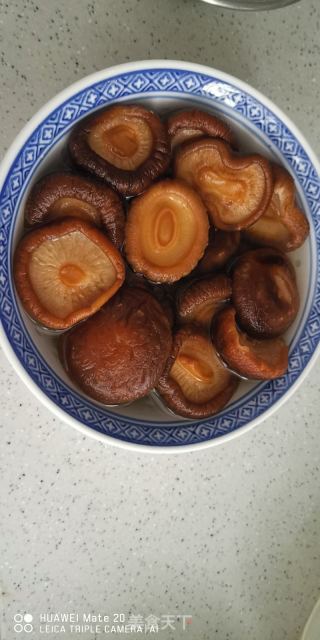香菇焖排骨的做法步骤：1